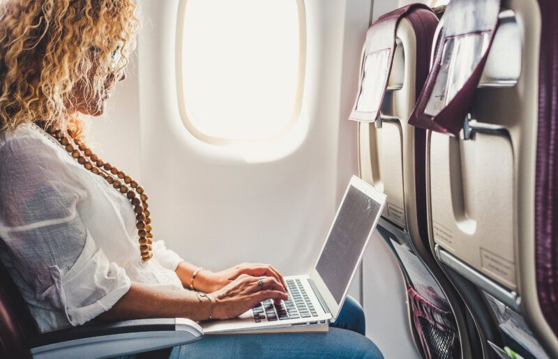 Jak zapobiegać żylnej chorobie zakrzepowo-zatorowej w czasie lotu samolotem?